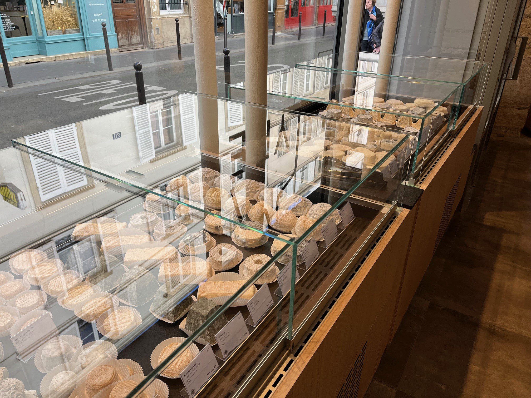 Fromagerie Lyre Paris : vitrines réfrigérées fromagerie sur mesure