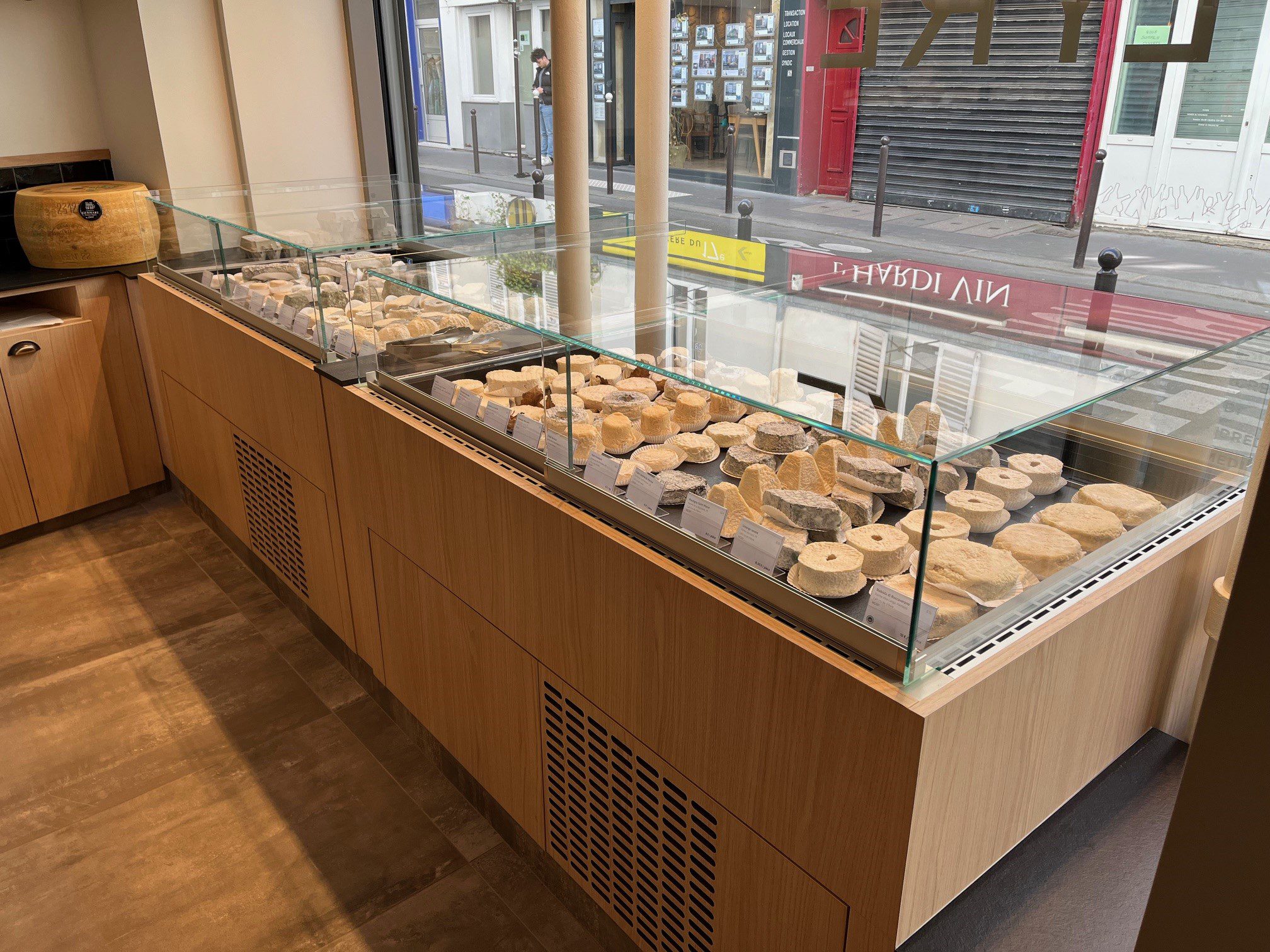 Fromagerie Lyre Paris : vitrines réfrigérées fromagerie sur mesure