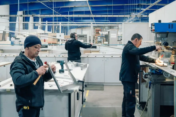 [En coulisse]Le savoir-faire de nos menuisiers aluminium au service de vitrines réfrigérées sur-mesure